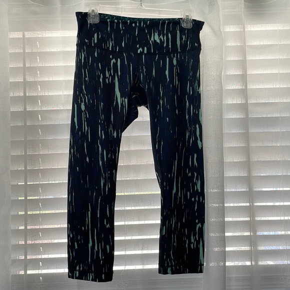 Lululemon Capri workout pants - Picture 1 of 4